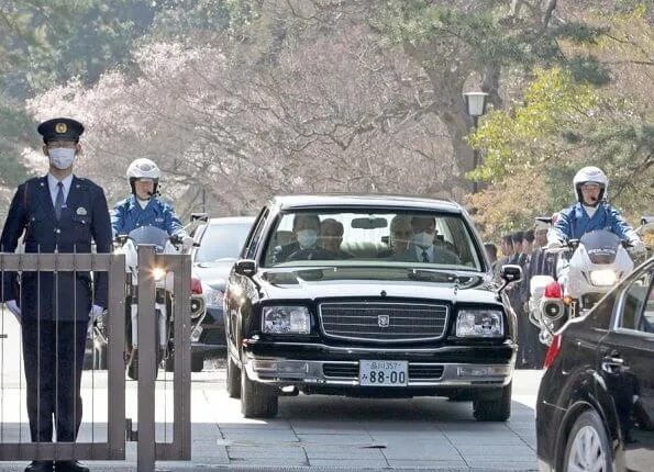 Emperor Akihito and Empress Michiko. Emperor Naruhito, Empress Masako and Princess Aiko arrived at Imperial Palace