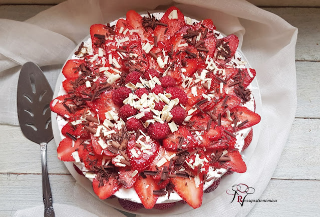 Tarta de nata con fresas