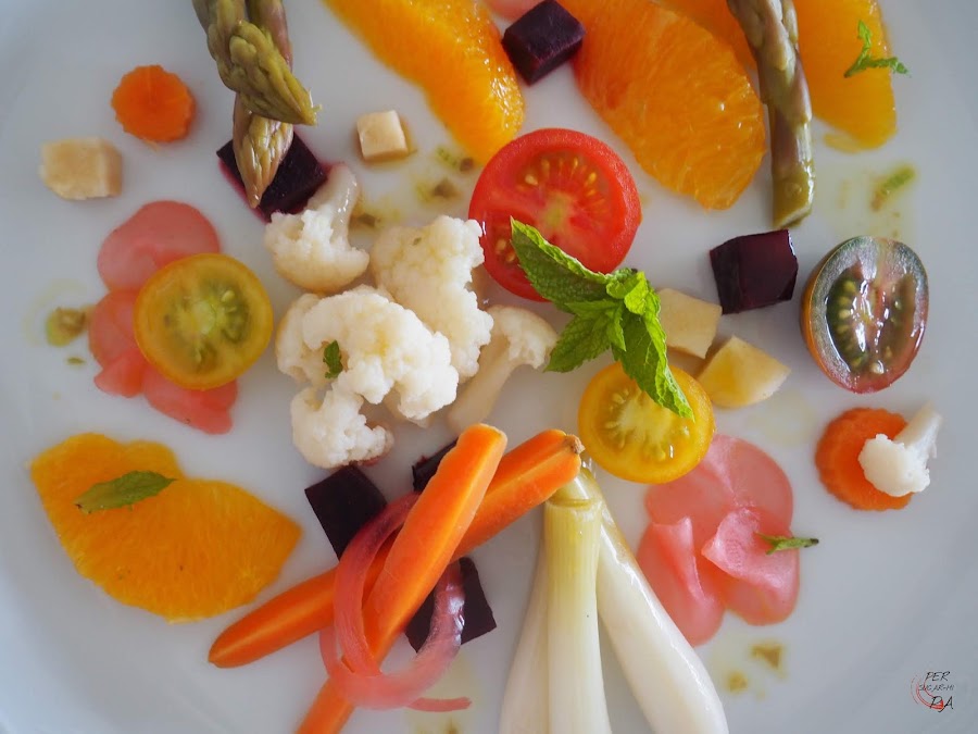 Fresca ensalada de encurtidos y fermentados, con toques de frutas y una fresca vinagreta