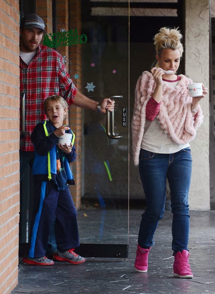 Kevin Federline World Britney And Her Boys Get Frozen Yogurt In