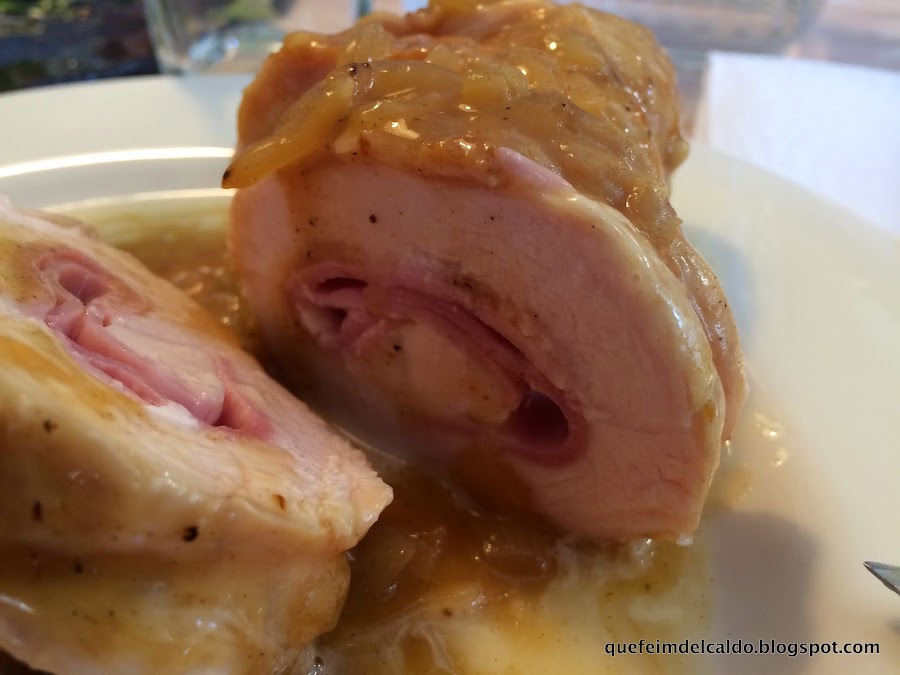 Rollitos de pollo rellenos de jamón cocido y queso con salsa de mistela.