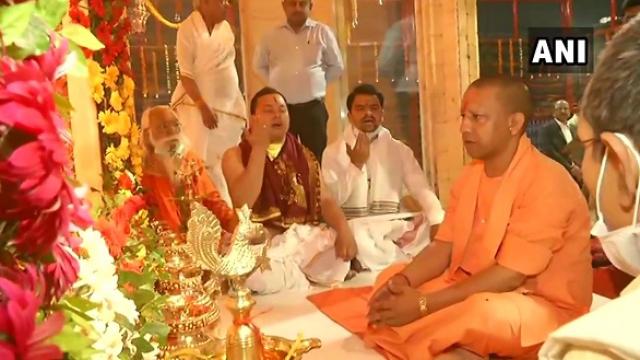 राम जन्मभूमि के अस्थाई मंदिर में विराजमान हुए रामलला राम जन्मभूमि के अस्थाई मंदिर में विराजमान हुए रामलला