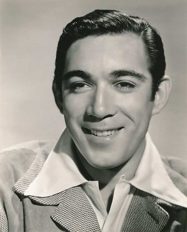Handsome Portrait Photos of Anthony Quinn in the 1930s and ’40s