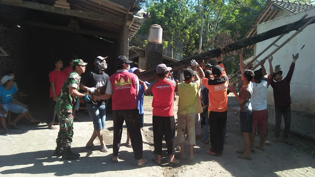 TNI-Polri dan Relawan  Bantu Warga Bersihkan Puing Sisa Kebakaran di Ngemplak Seneng