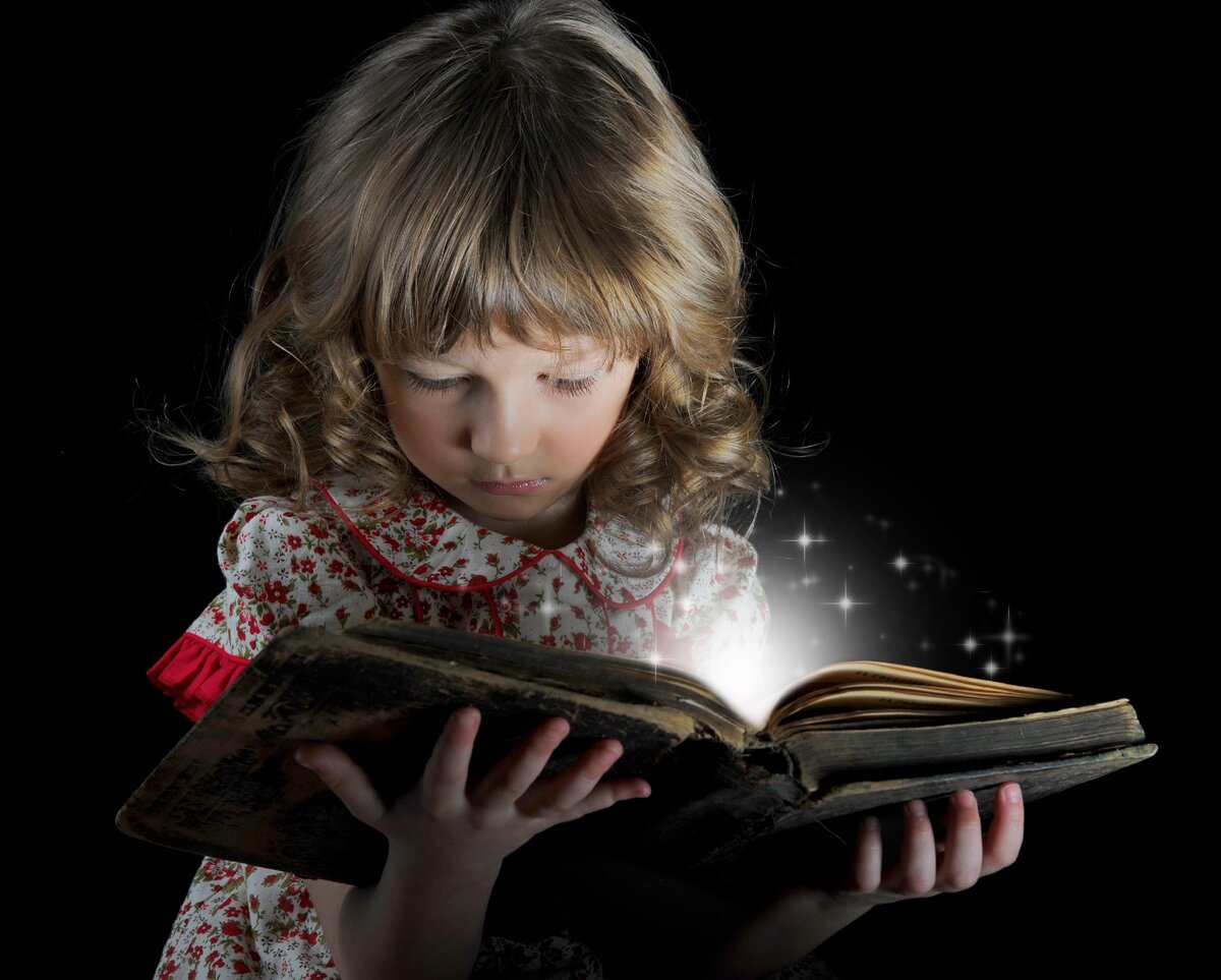 Сказка размышления. Книги для детей. Девочка с книжкой. Книга для девочек. Чтение сказок.