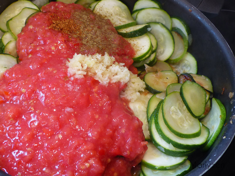 Ajoutez les tomates, l'ail, les épices.