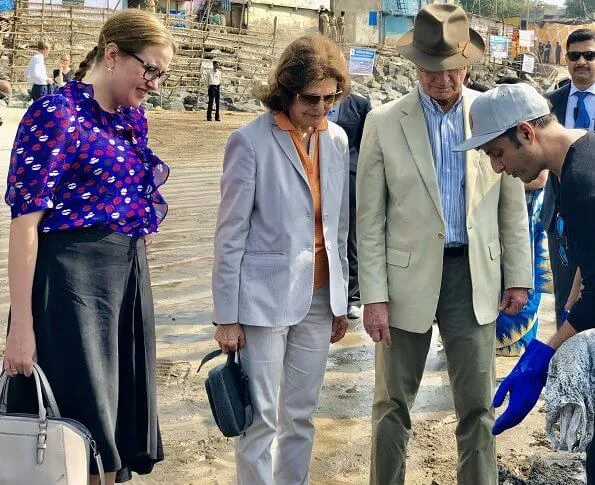 King and Queen participated in the world's largest beach cleanup project with the initiator and volunteers on the Versova beach