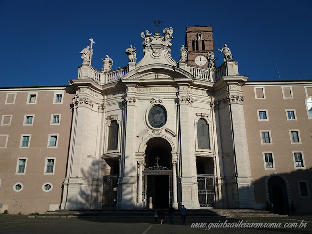 A basílica de Santa Cruz em Jerusalém em Roma