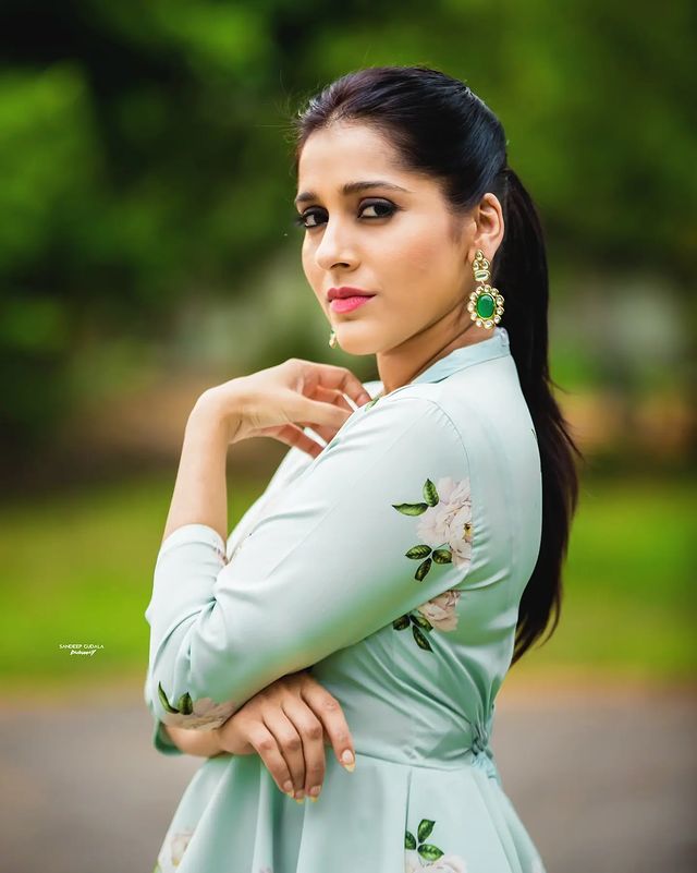 Extra Jabardasth Anchor Rashmi Gautam Stylish Looks Photos