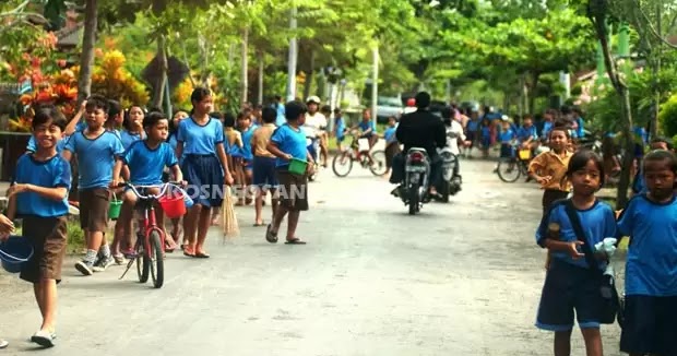 Sebutkan beberapa contoh pelaksanaan hak yang tidak tepat di lingkungan rumah