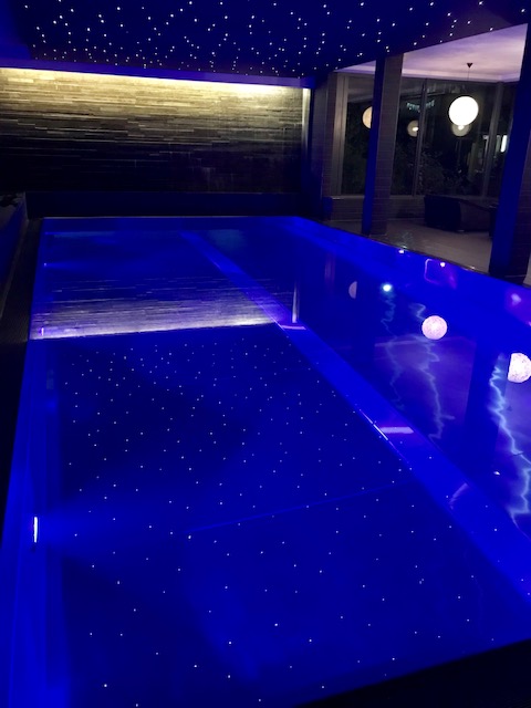 スイス・アデルボーデンのホテル・カンブリアンの夜のインドアプール