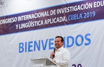 Impulsa Pedro Joaquín el aprendizaje de idiomas entre jóvenes de Cozumel