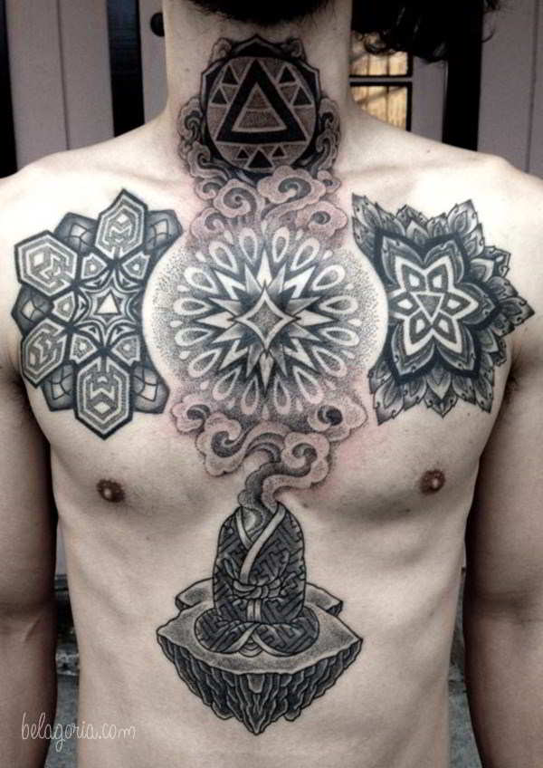 Vemos a un hombre con tatuajes geometricos 