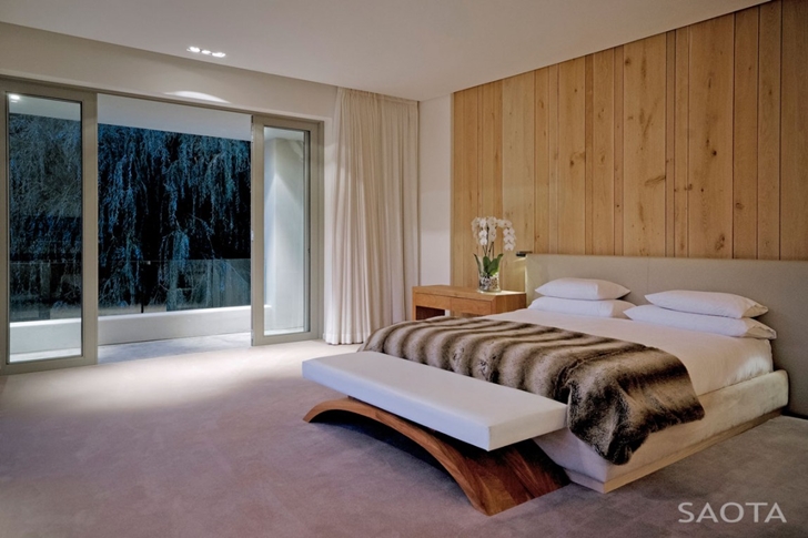 bedroom in Contemporary Villa by SAOTA