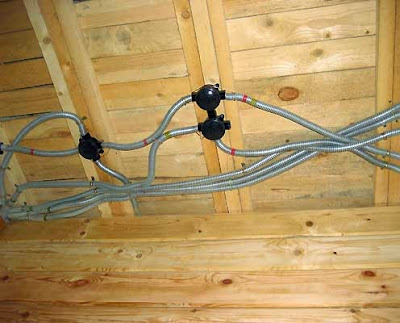 проводка в деревянном доме в металорукаве