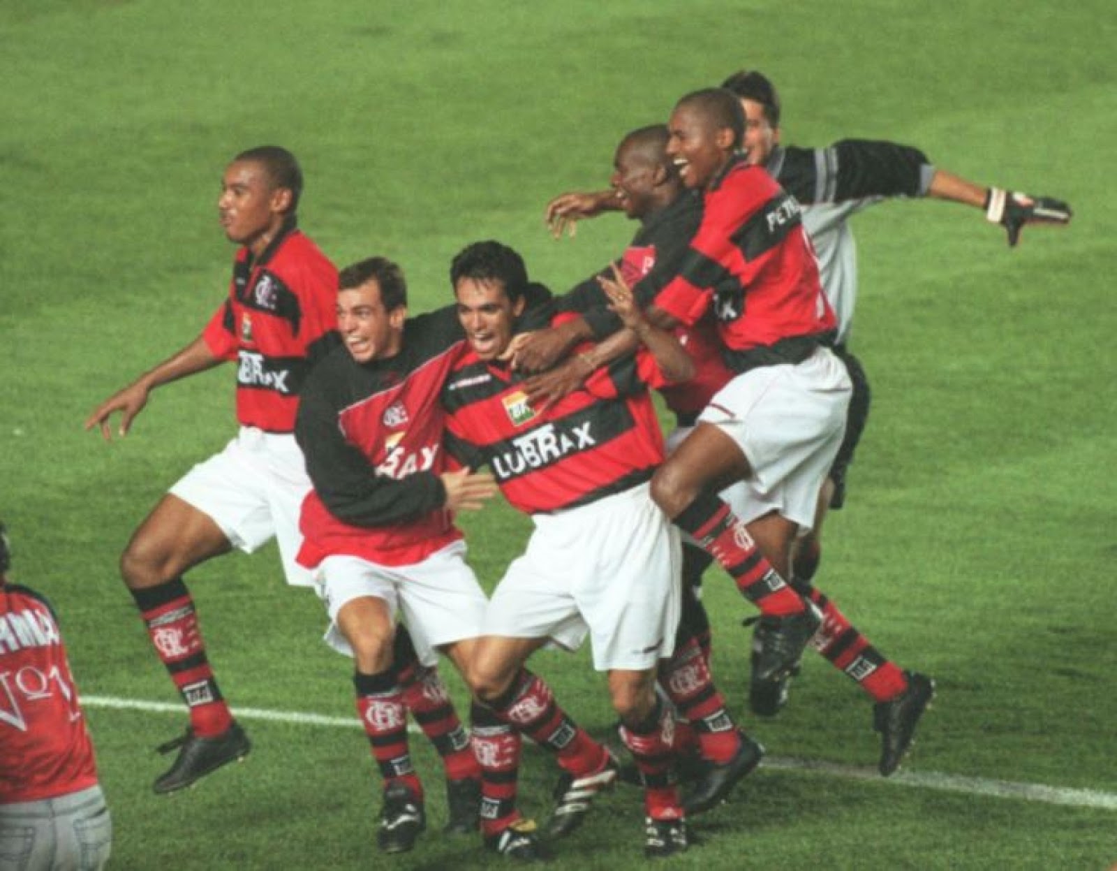 Flamengo on X: O coelho da páscoa vai passar na Gávea vestido de  rubro-negro neste domingo:  / X