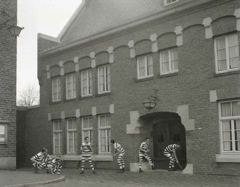 Bereid bevolking Attent Heemkundekring De Erstelinghe Waalwijk: Carnaval in Schoenlapperslaand  (1961)