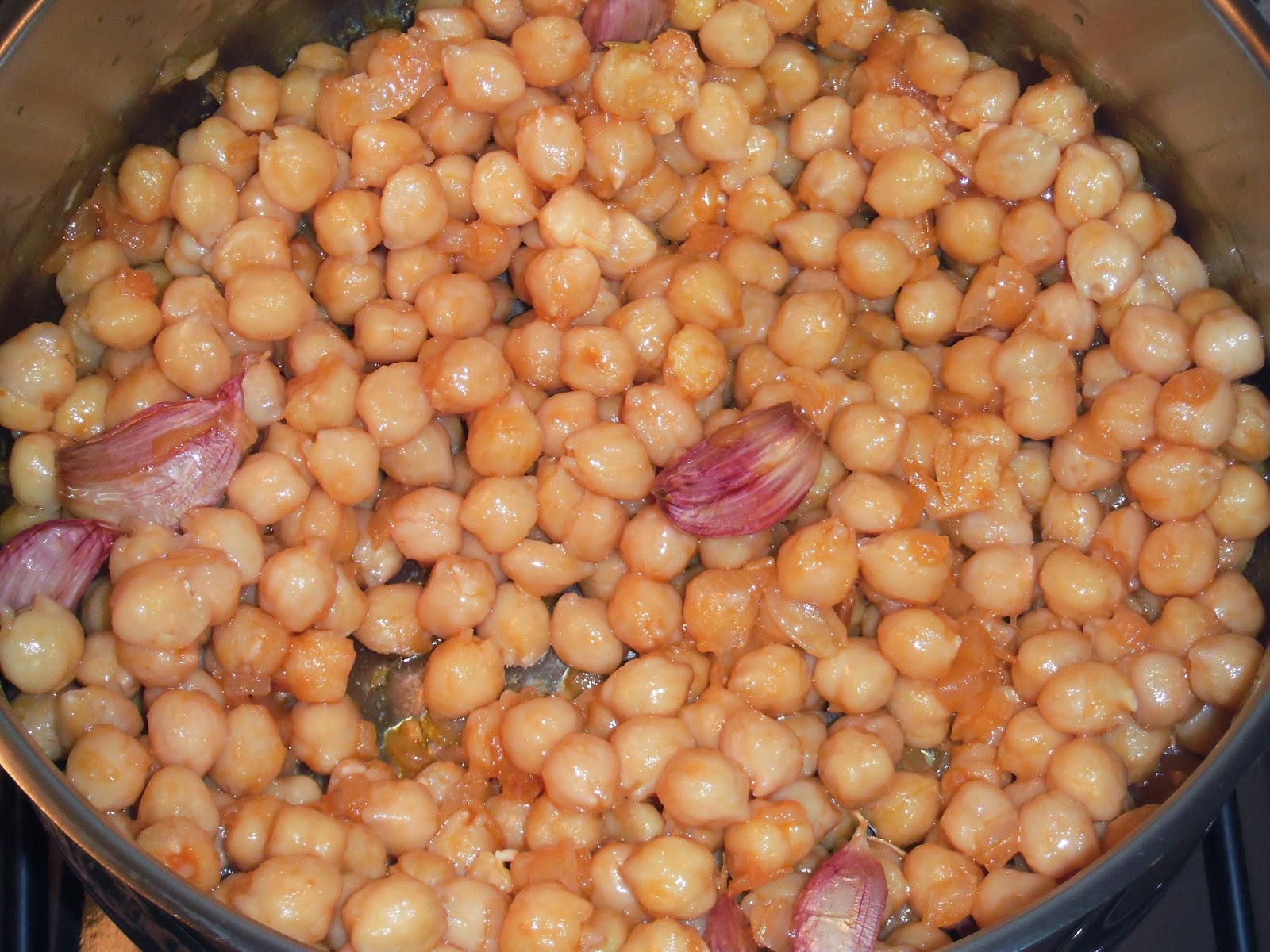 La familia en la cocina Garbanzos guisados con huevo duro