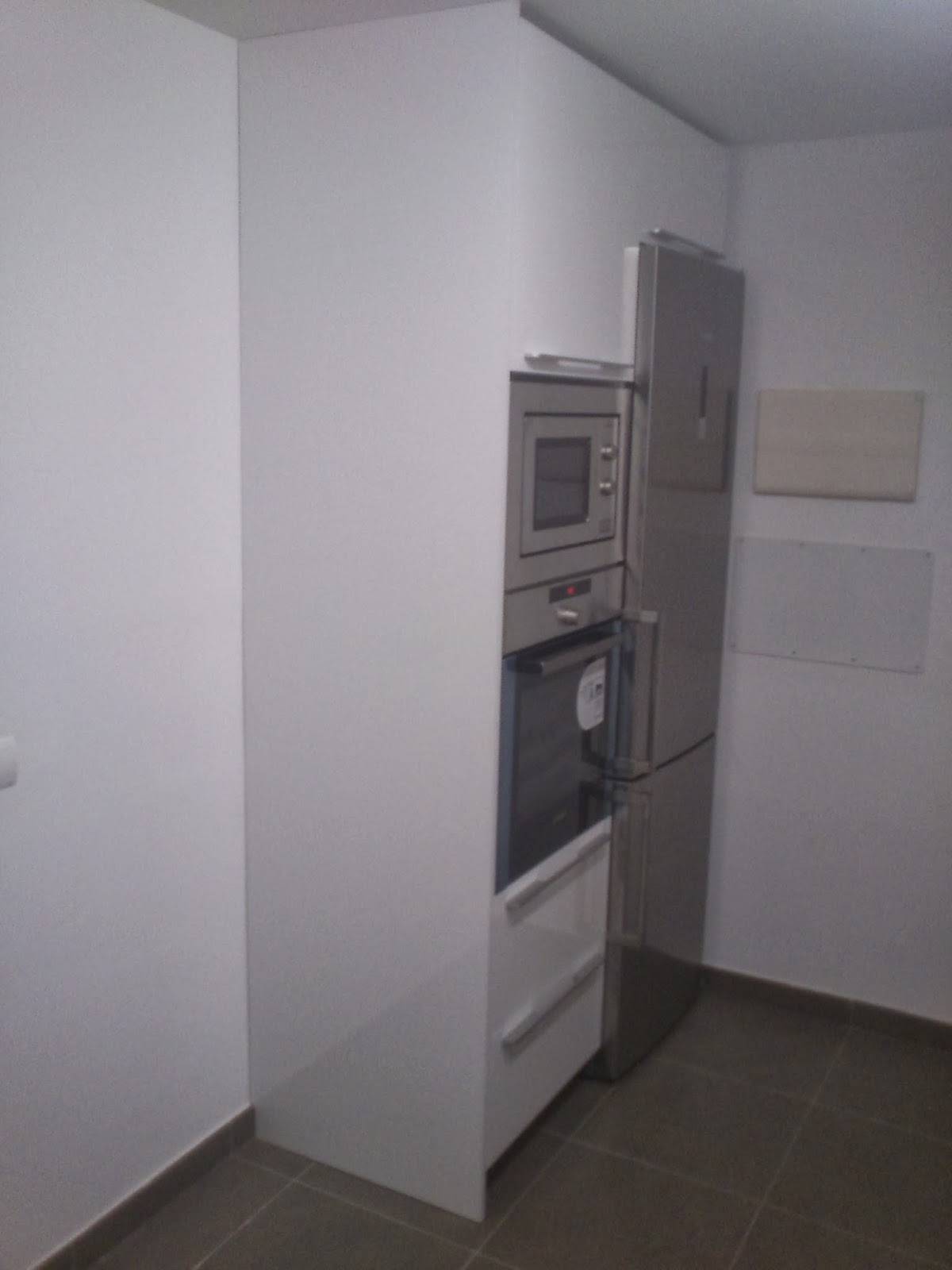 Sergio Vivas - CARPINTERO : Colocación de cocina de alta gama en color