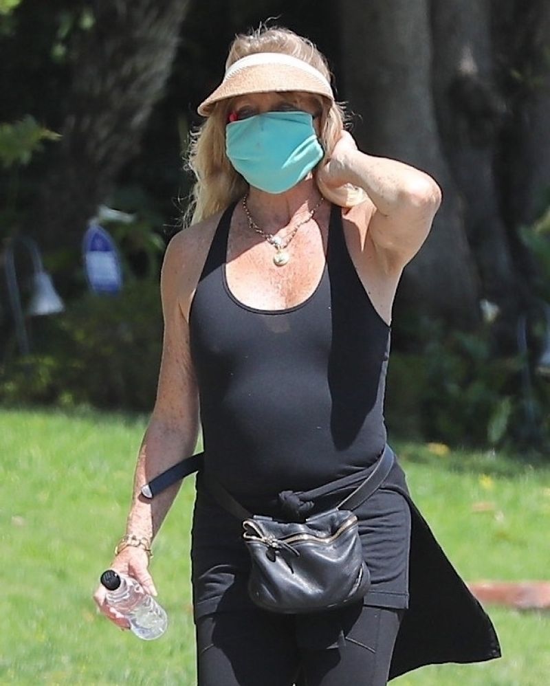 Goldie Hawn Clicked Outside Hiking in Brentwood 11 Apr-2020