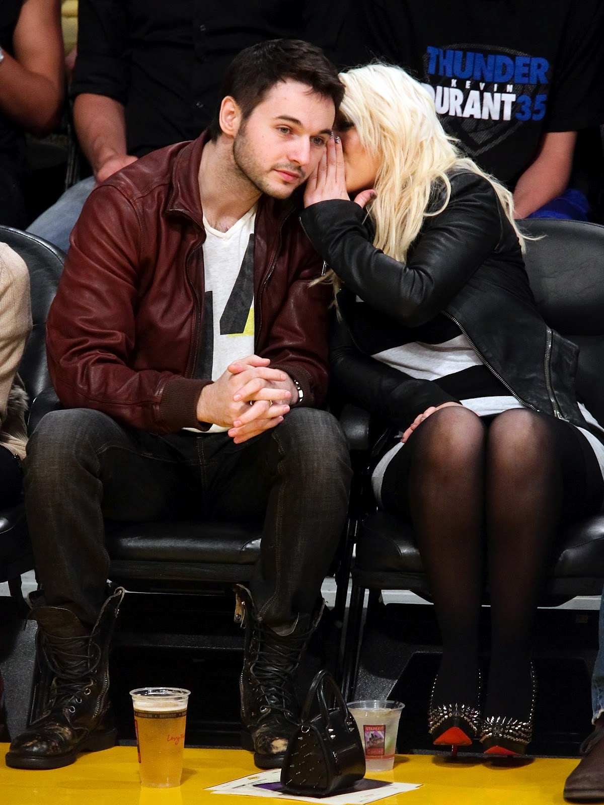 http://1.bp.blogspot.com/-plTwh7f-1Jw/T3g2t39oqkI/AAAAAAAAAK4/L9Ek_1D6D9g/s1600/christina-aguilera-boyfriend-lakers-game.jpg