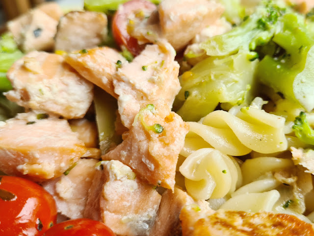 Rezept: Nudeln mit Lachs, Tomaten und Brokkoli in cremiger Sahnesauce. Die tolle Kombination aus Pasta, Fisch und Gemüse finden Eltern und Kinder lecker!