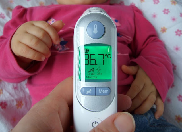 Fiebermessen bei Babys und Kindern ist nicht immer einfach - doch mit diesen Tricks und einem guten Ohrthermometer geht's!