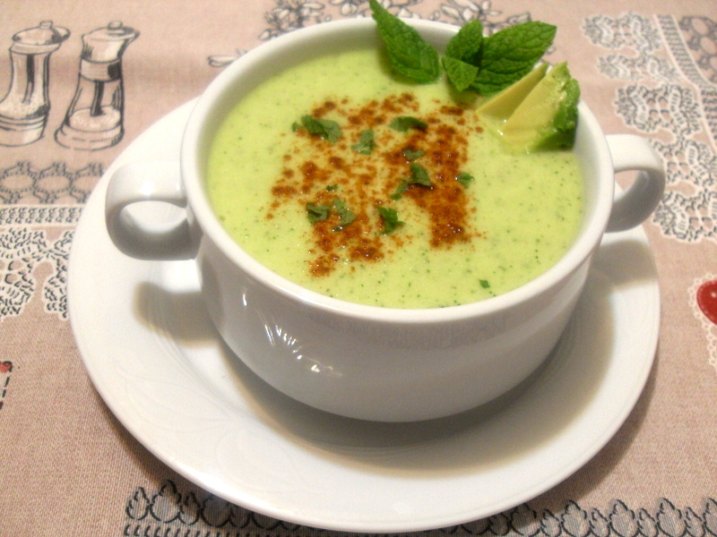 Receta de crema fría de pepino y aguacate.