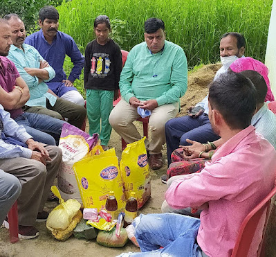 मदद के लिए 9वर्षीय अनाथ बच्ची के घर पहुंचे प्रमुख प्रदीप थपलियाल, एक हजार हर महिना देना किया वादा