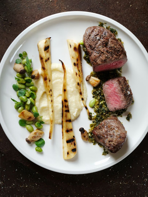 Metzgerstück auf Salsa Verde mit Selleriepüree und Pastinaken, Edamame, Brunnenkresse und Kräuter-Seitlingen