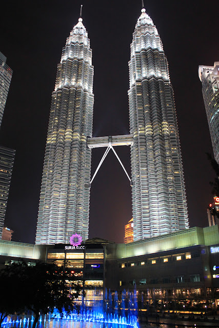 Tours Petronas by night