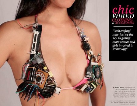 Nóng bỏng bộ bikini làm từ… linh kiện máy tính