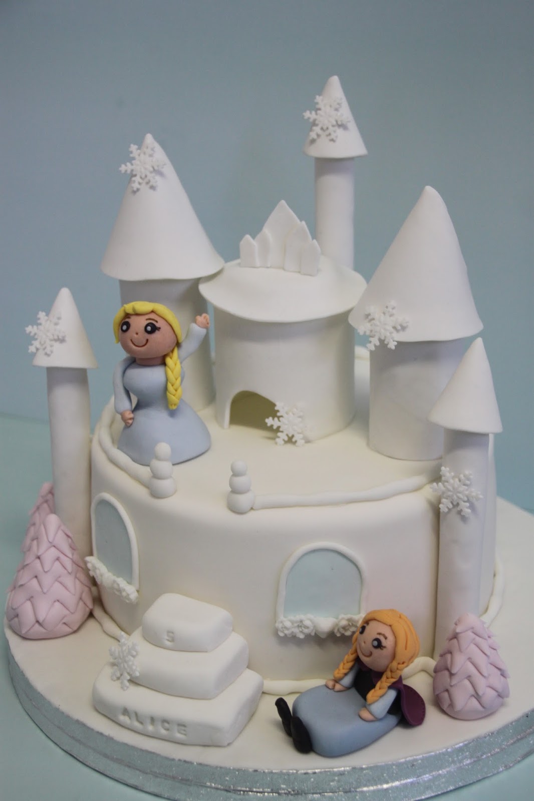 Millis tårtor och annat: Frost tårta alá SLOTT med Elsa och Anna =)