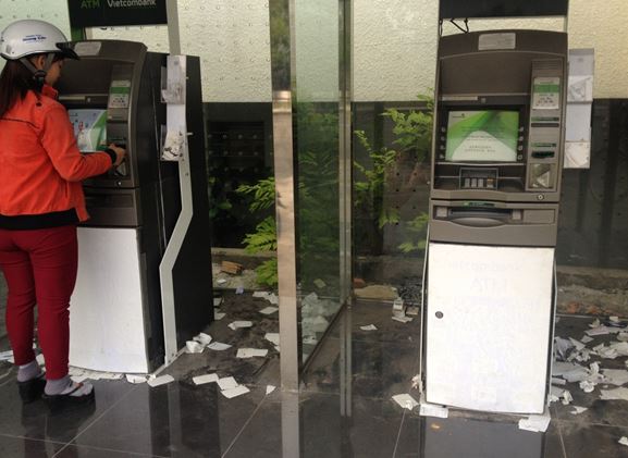 VNTB – Rút tiền cây ATM: Lòng yêu nước và và hóa đơn giấy.