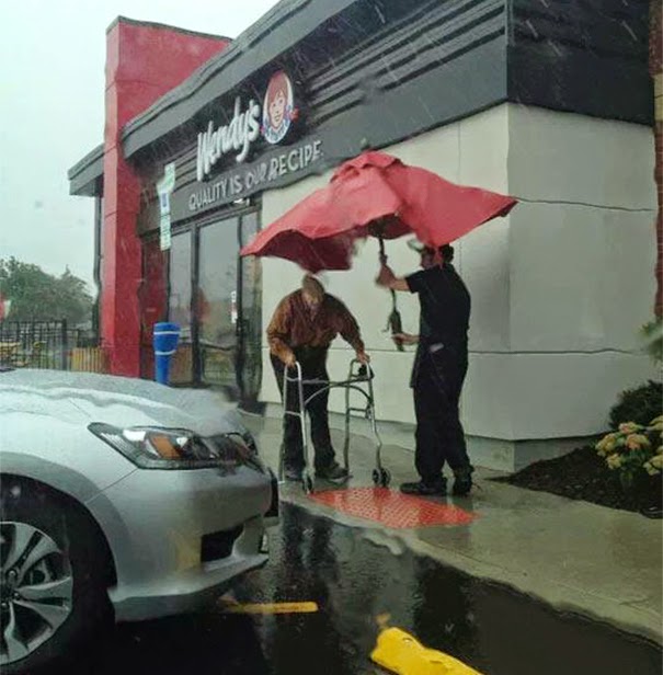20+ Photos That Will Restore Your Faith In Humanity - Wendy’s Employee Removes Umbrella From Table To Protect Elderly Man From Rain