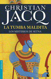 Portada de la novela La tumba maldita, de Christian Jacq. Un soldado egipcio de piel azul, con barba, gorro rojo y una especie de hoz, en fondo amarillo.