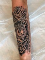 черно белая татуировка на руке