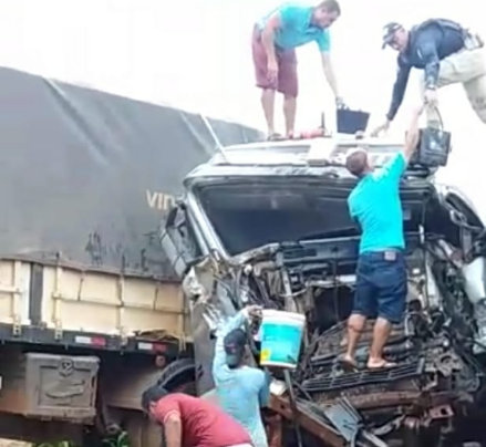 Acidente entre Jaru e Ariquemes envolve 4 caminhões na BR 364 e deixa motorista gravemente ferido