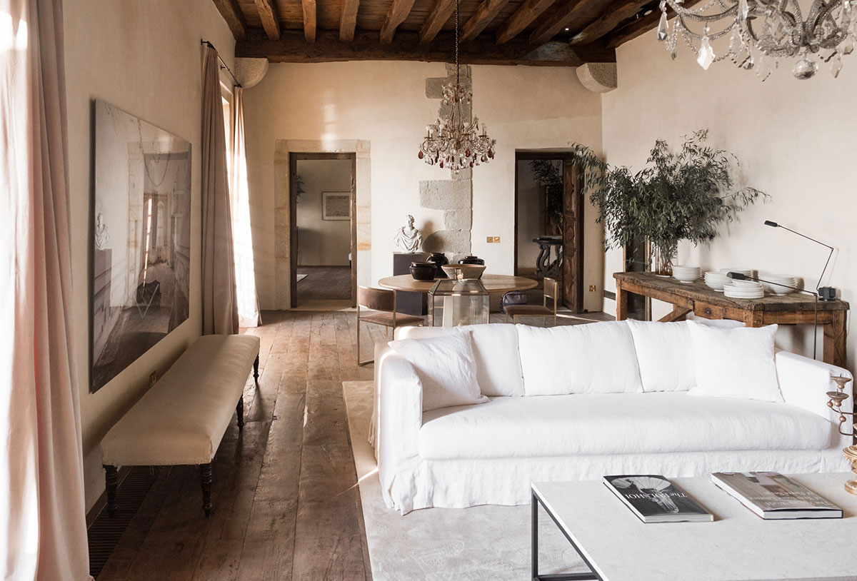 A chic Spanish mansion with a noble character by Studio Las Perelli