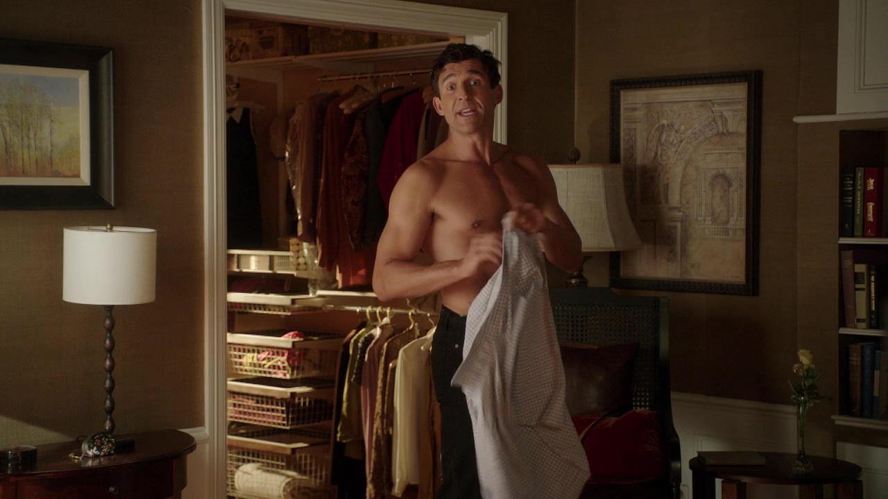 Jonathan Cake shirtless in Desperate Housewives 8-01 "Secrets That I N...