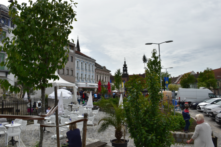 Hollabrunn Hauptplatz im Mai
