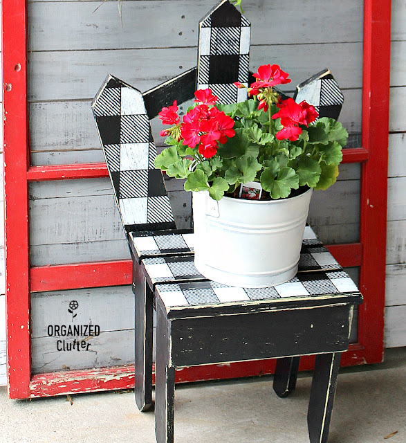 Upcycling Garage Sale Garden Junk With Paint & A Buffalo Check Stencil #oldsignstencils #junkgarden #gardenjunk