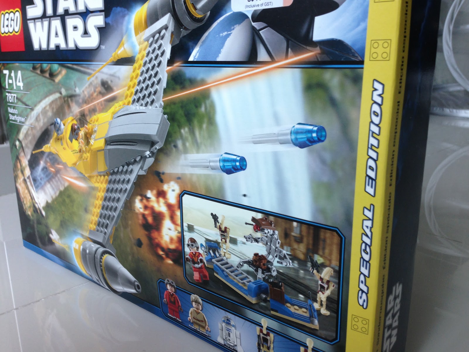 The Marriage of LEGO and Star Wars: Review: 7877 Naboo Starfighter