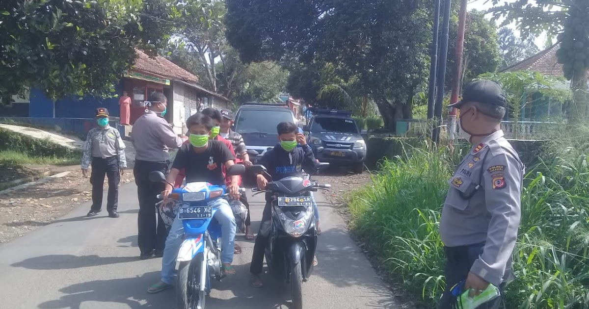 Polsek Caringin Polres Sukabumi Membagikan Masker Kepada Pengguna