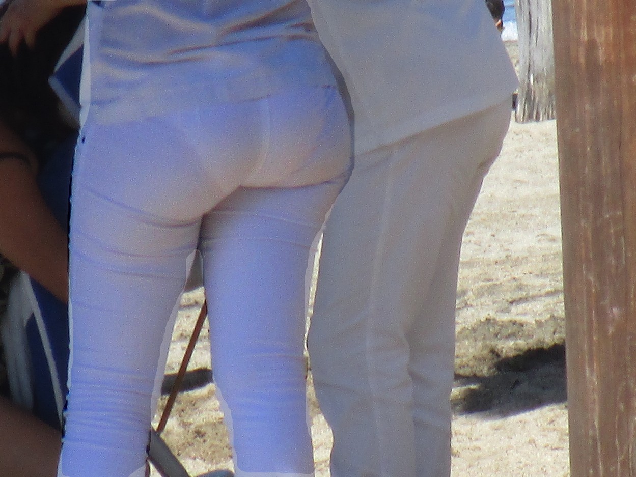 Guapa enfermera con pantalon blanco transparente calzon marcado.