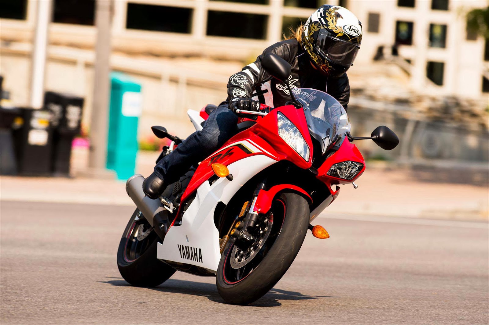 Спортбайк Yamaha r6 город