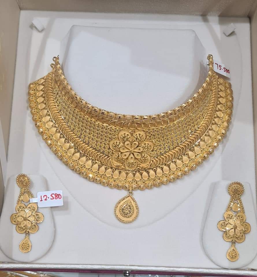 Latest Gold Choker Necklace Designs,gold choker designs, light weight gold choker, wedding choker designs, gold necklace,
