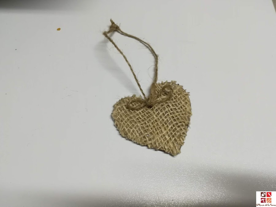 diy corazón de tela de rafia