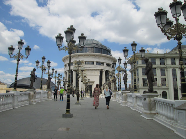 Skopje es una ciudad que parece haber sido construida antes de ayer