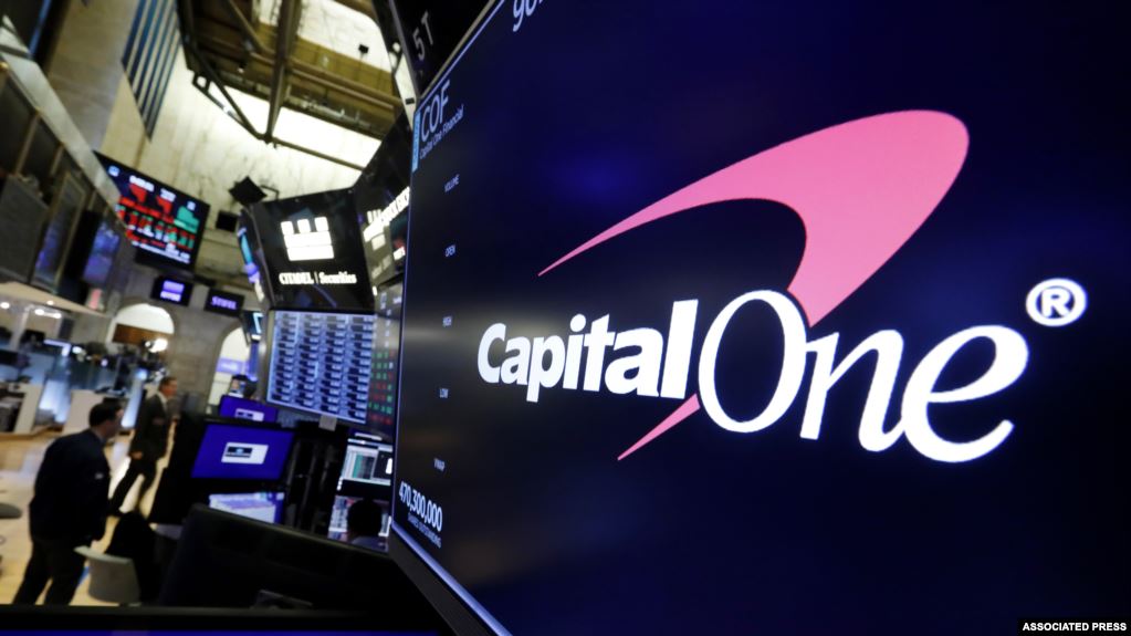 El logo de Capital One Financial figura en la sala de la Bolsa de Valores de Nueva York. 30 julio, 2019 / ASSOCIATED PRESS
